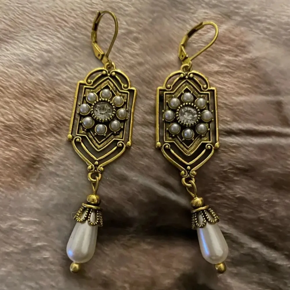 - 💋Vintage Style Antique Gold Floral drop dangle earrings